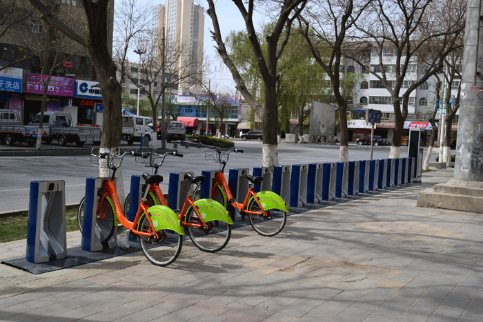 阿克苏市公共自行车团结路电力公司站点正式投入使用图片